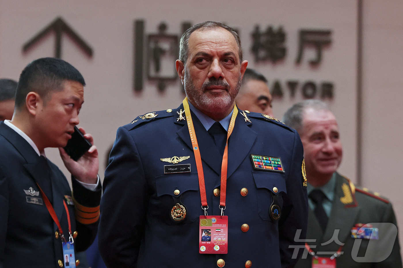 (칭다오 로이터=뉴스1) 신기림 기자 = 아지즈 나시르자데 이란 국방장관이 26일 중국 산둥성 칭다오에서 열린 상하이협력기구(SCO) 국방장관 회의에 앞서 단체 사진 촬영을 기다리 …