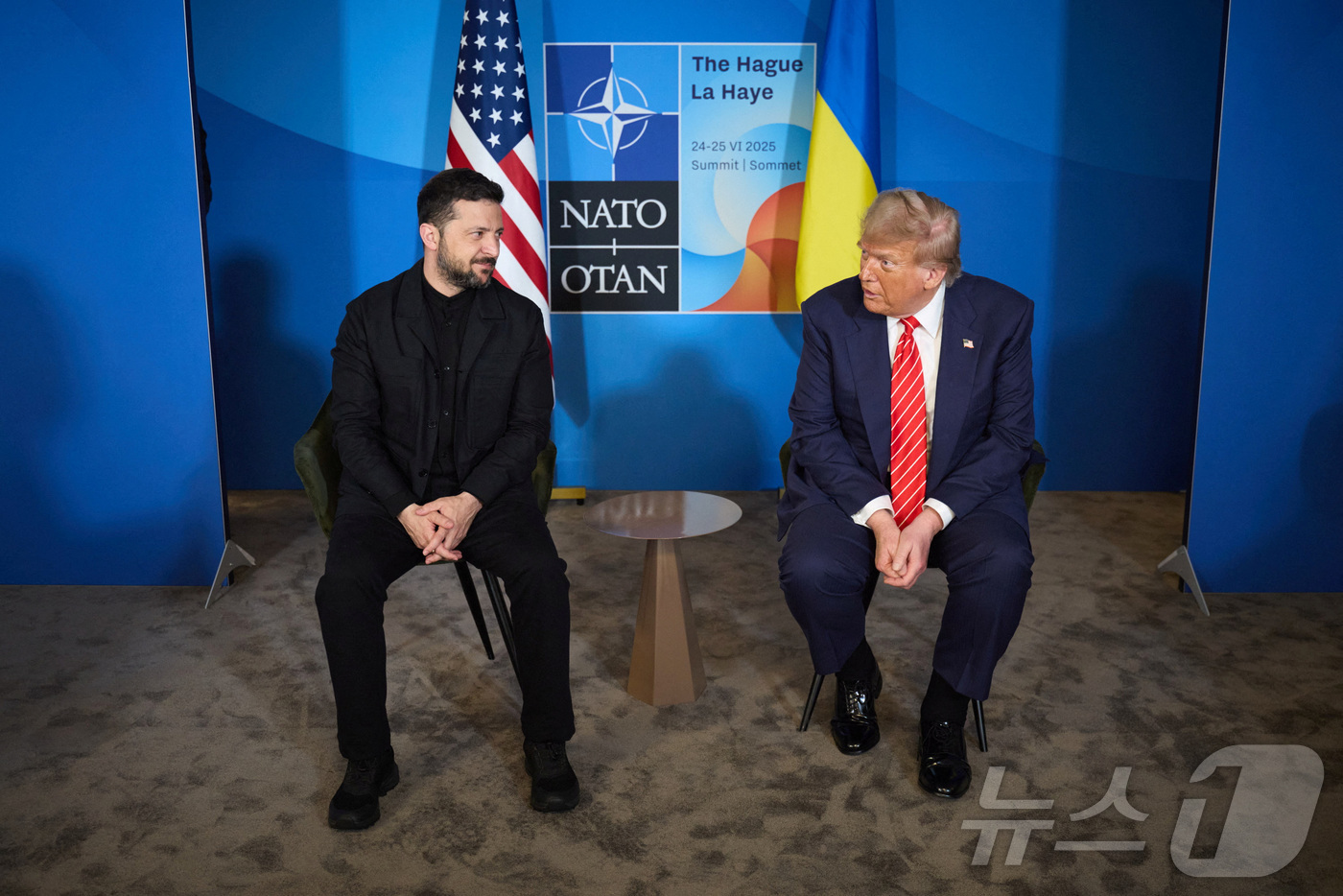 (헤이그 로이터=뉴스1) 김예슬 기자 = 25일(현지시간) 네덜란드 헤이그에서 열린 북대서양조약기구(NATO·나토) 정상회의를 계기로 만난 볼로디미르 젤렌스키 우크라이나 대통령과 …