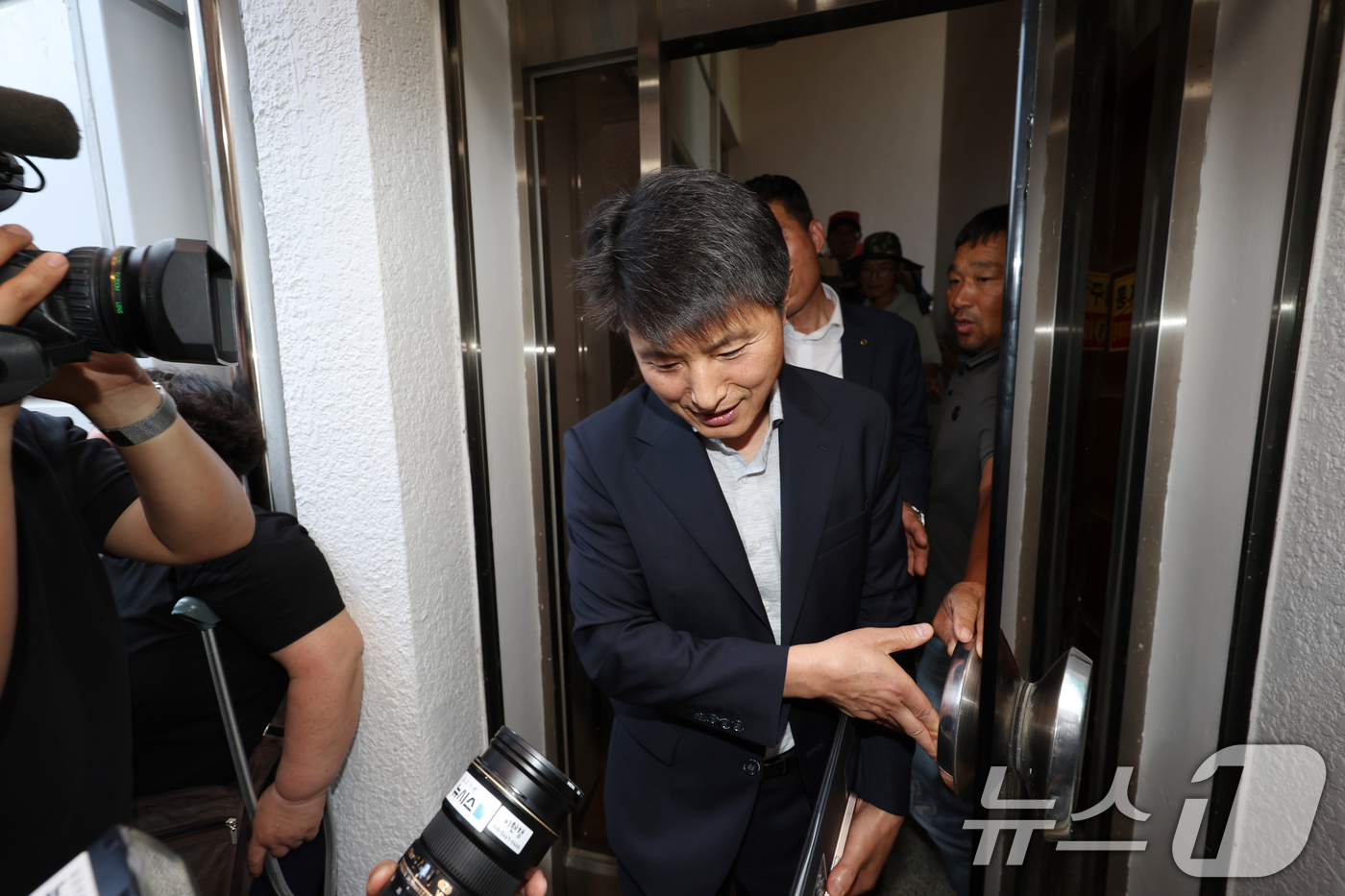 (광주=뉴스1) 이승현 기자 = 광주 자원회수시설 최종 입지 선정을 앞두고 26일 오후 광주 광산구 삼도동 행정복지센터에서 열린 자원회수시설 주민 설명회에서 주민들이 계단을 점거하 …