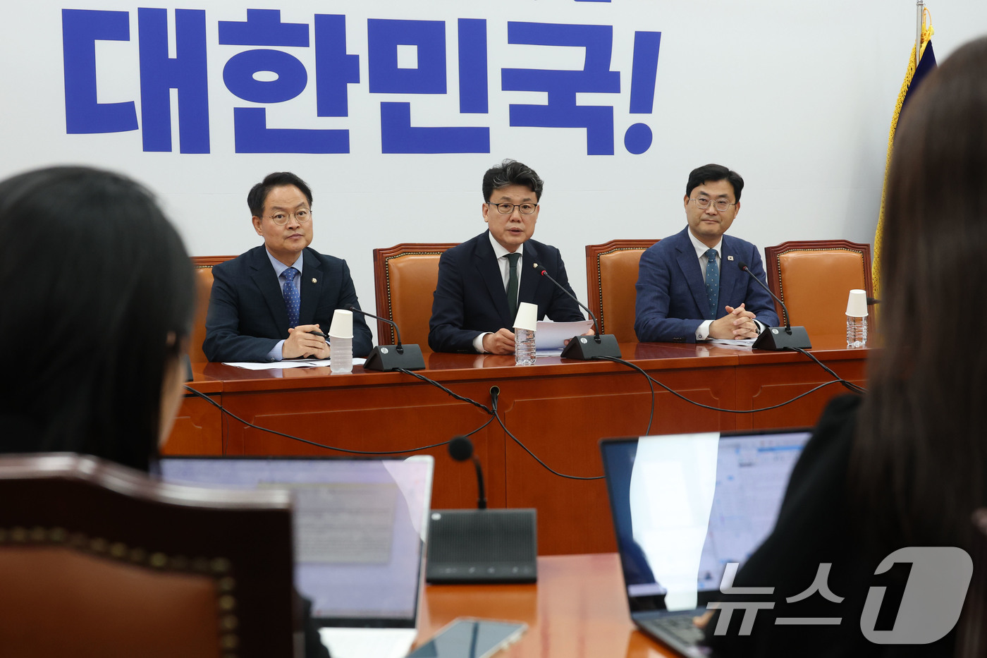 (서울=뉴스1) 이광호 기자 = 진성준 더불어민주당 정책위의장이 26일 오후 서울 여의도 국회에서 6월 임시회 중점처리 법안 및 정책현안 관련 기자간담회를 하고 있다. 2025.6 …