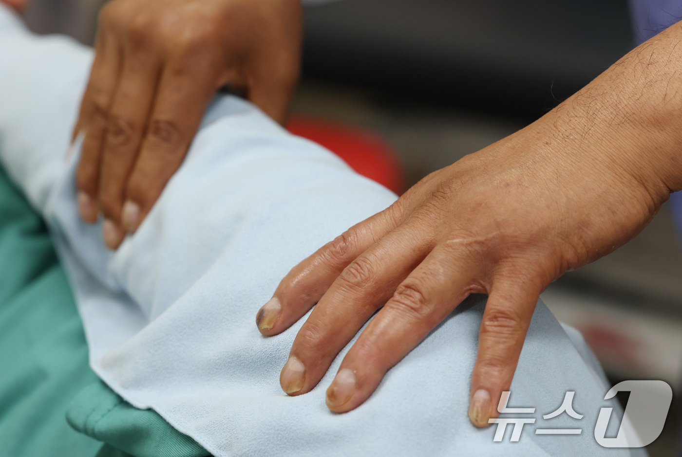 (수원=뉴스1) 김영운 기자 = 2025년 경기도장애인기능경기대회가 진행 중인 26일 오후 경기 수원시 팔달구 대한안마사협회 경기도지부에서 열린 안마 직종 경기에서 선수들이 갈고닦 …