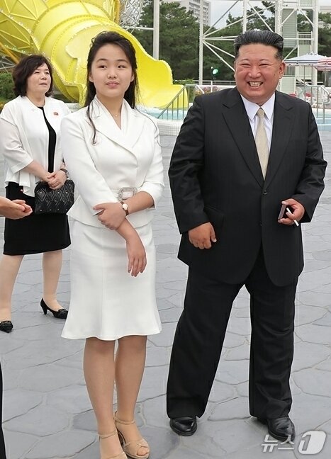 본문 이미지 - &#40;평양 노동신문=뉴스1&#41; =지난 24일 열린 원산갈마해안관광지구 준공식 현장에서 김정은 노동당 총비서의 딸 주애가 왼쪽 손목에 까르띠에로 추정되는 시계를 착용한 모습 [국내에서만 사용가능. 재배포 금지. DB 금지. For Use Only in the Republic of Korea. Redistribution Prohibited] rodongphoto@news1.kr