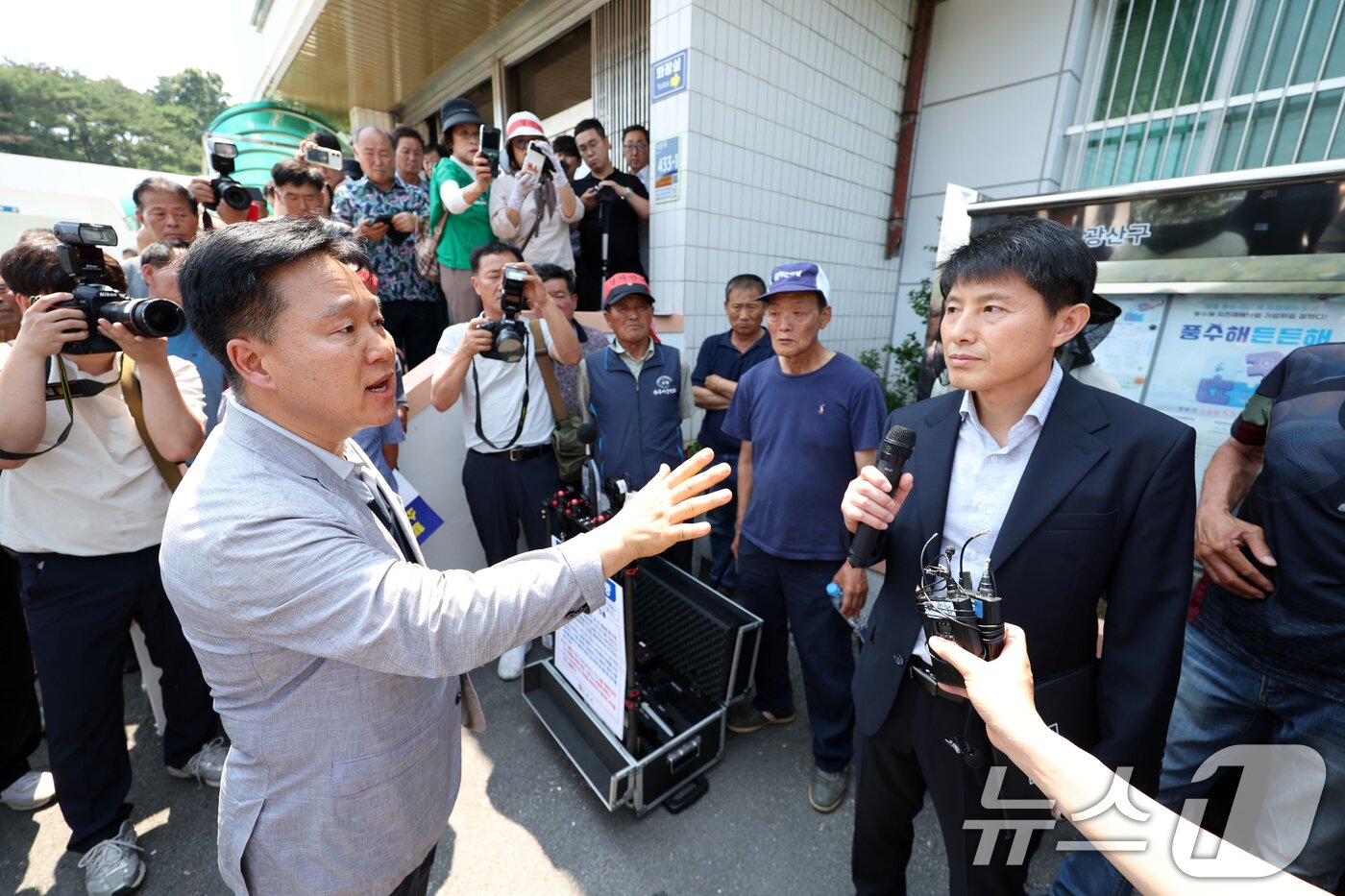 본문 이미지 - 광주 자원회수시설 최종 입지 선정을 앞두고 26일 오후 광주 광산구 삼도동 행정복지센터에서 열린 자원회수시설 주민 설명회에서 주민들이 광주시 관계자에게 위장 전입 의혹을 제기하며 반발하고 있다. 설명회는 주민 반대로 무산됐다. ⓒ News1 이승현 기자