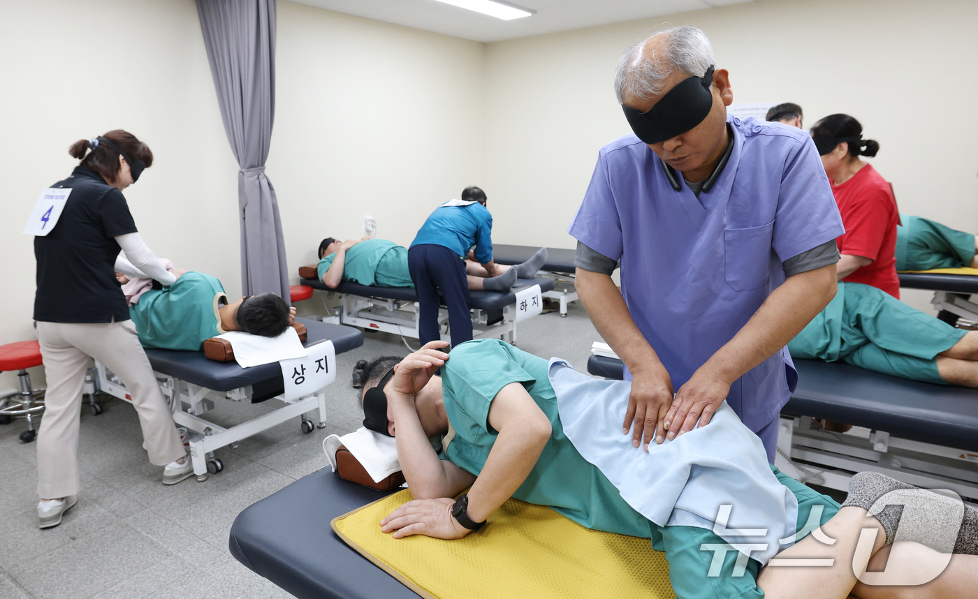 (수원=뉴스1) 김영운 기자 = 2025년 경기도장애인기능경기대회가 진행 중인 26일 오후 경기 수원시 팔달구 대한안마사협회 경기도지부에서 열린 안마 직종 경기에서 선수들이 갈고닦 …