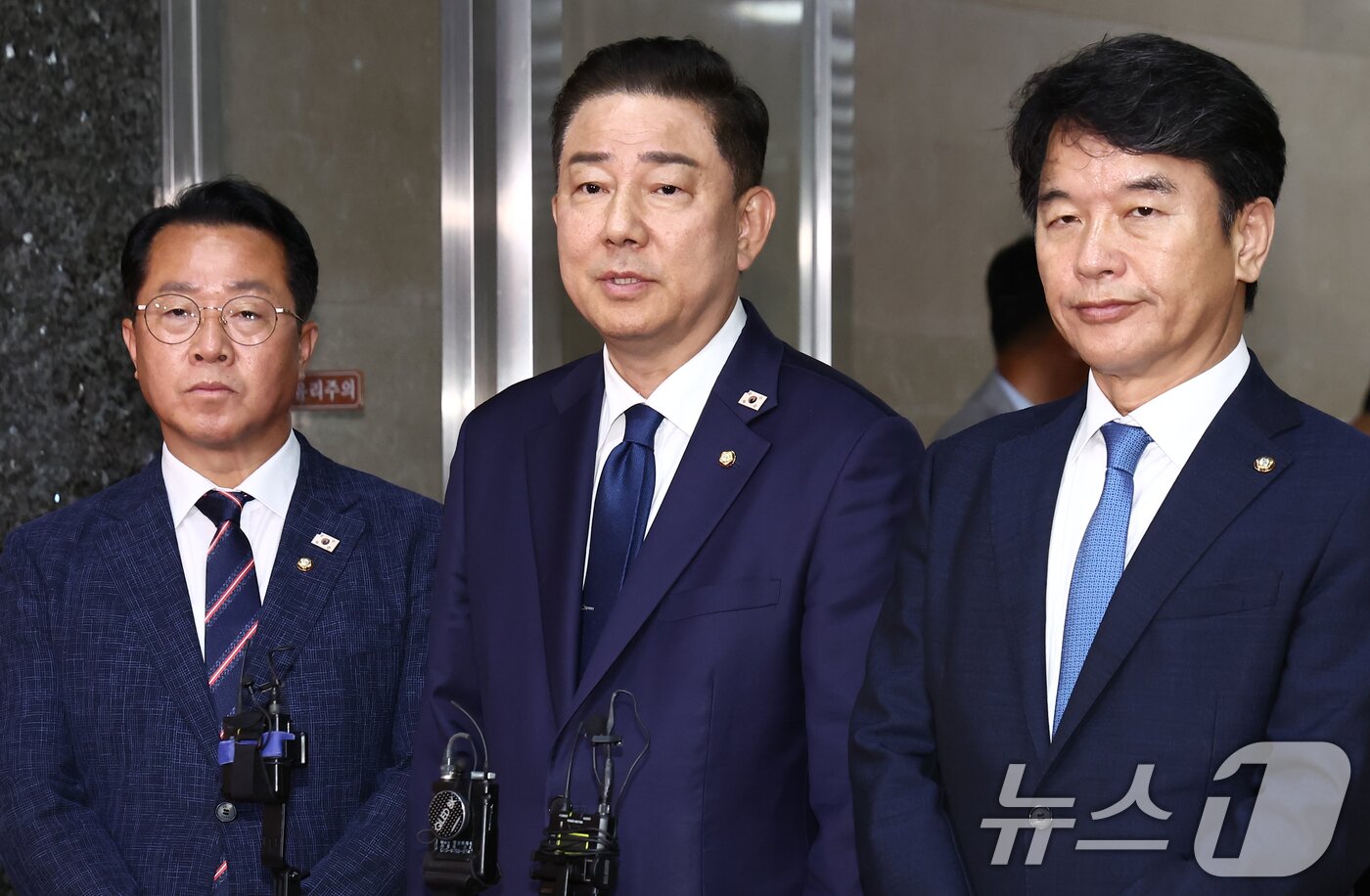 본문 이미지 - 김병기 더불어민주당 대표 직무대행 겸 원내대표가 26일 서울 여의도 국회에서 우원식 국회의장과의 원 구성 관련 회동을 마치고 브리핑을 하고 있다. 오른쪽부터 문진석 원내수석부대표, 김 원내대표, 문금주 원내대변인. 2025.6.26/뉴스1 ⓒ News1 김민지 기자