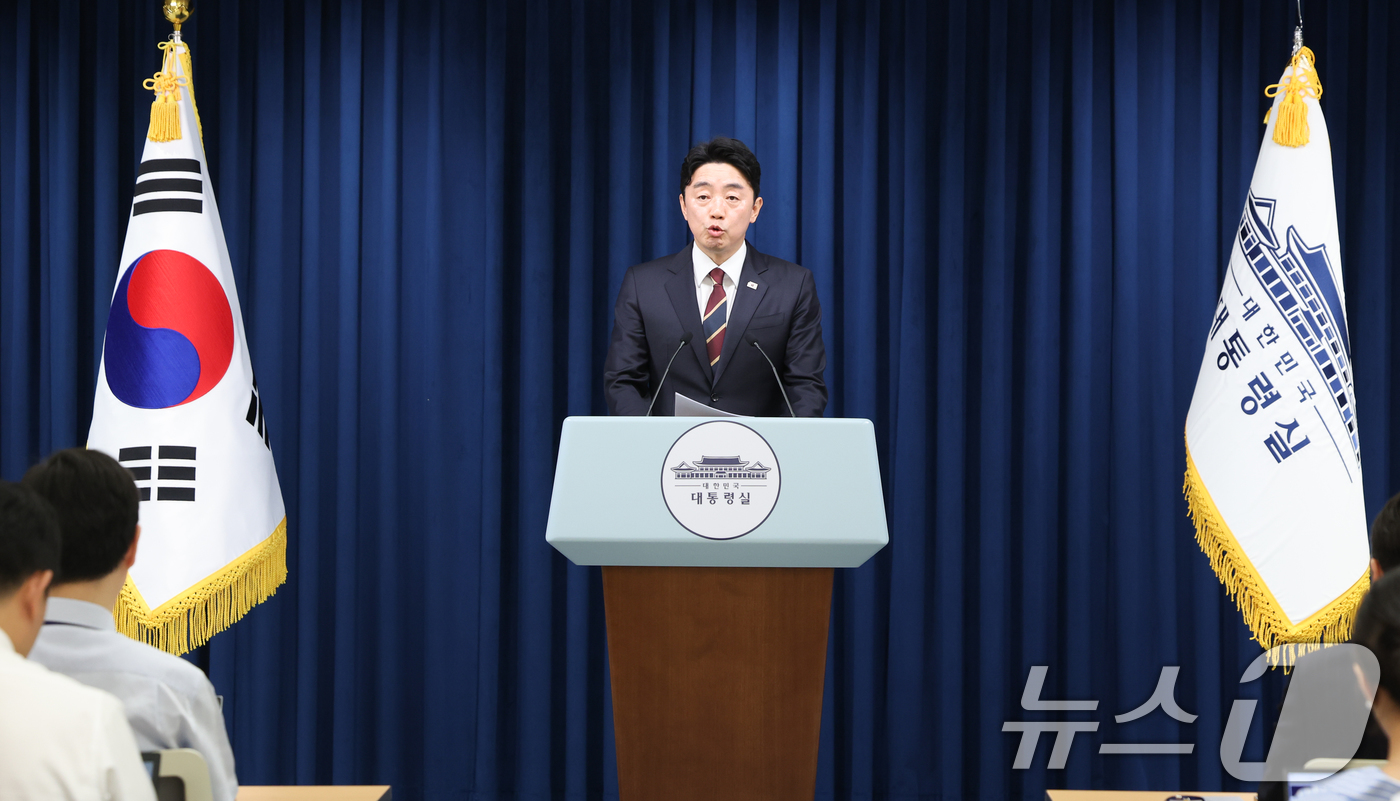 (서울=뉴스1) 허경 기자 = 강훈식 대통령 비서실장이 26일 서울 용산구 대통령실 청사에서 헌법재판소장 및 헌법재판관 후보자와 국세청장 후보 인선 발표를 하고 있다.  2025. …