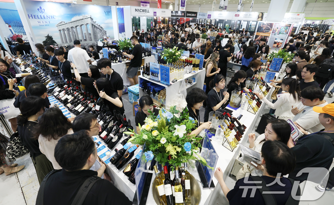 (서울=뉴스1) 오대일 기자 = 26일 서울 강남구 코엑스에서 막을 올린 '2025 서울국제주류&와인박람회'에서 방문객들이 다양한 주류를 살펴보고 있다.서울국제주류&와인박람회는 주 …