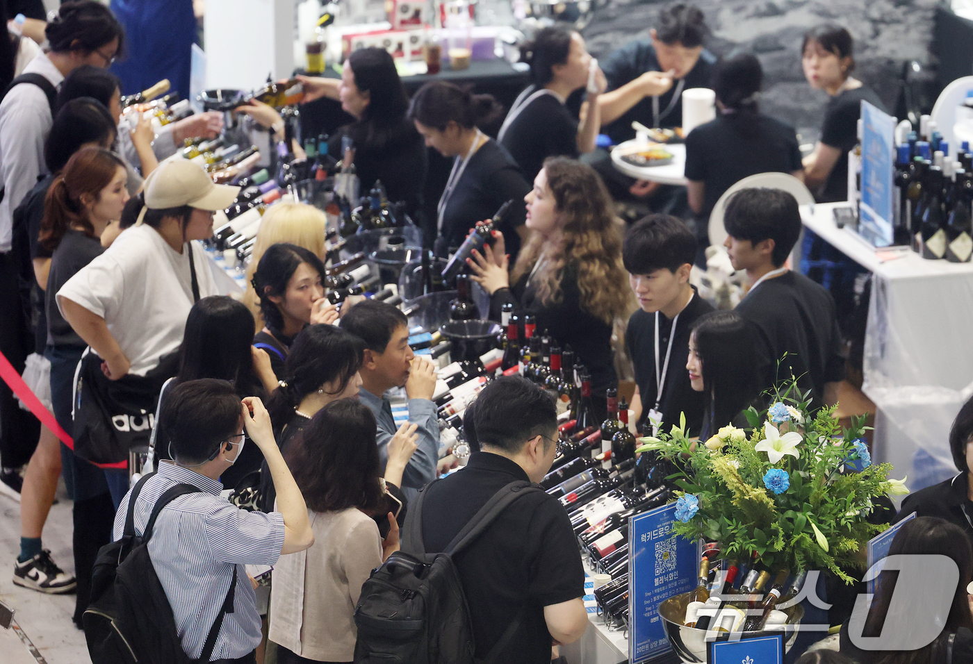 (서울=뉴스1) 오대일 기자 = 26일 서울 강남구 코엑스에서 막을 올린 '2025 서울국제주류&와인박람회'에서 방문객들이 다양한 주류를 시음하고 있다.서울국제주류&와인박람회는 주 …