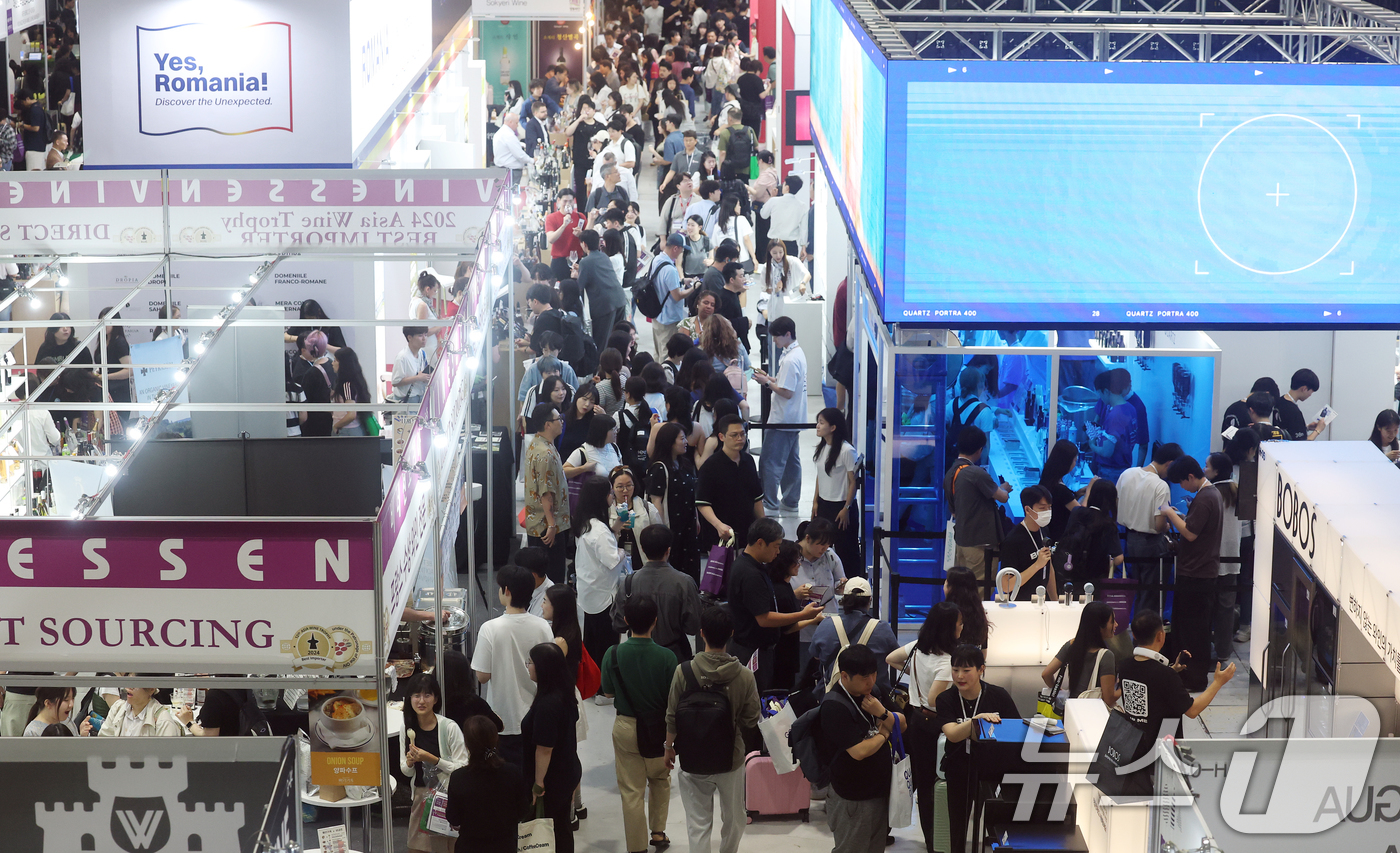 (서울=뉴스1) 오대일 기자 = 26일 서울 강남구 코엑스에서 막을 올린 '2025 서울국제주류&와인박람회'에서 방문객들이 다양한 주류를 살펴보고 있다.서울국제주류&와인박람회는 주 …