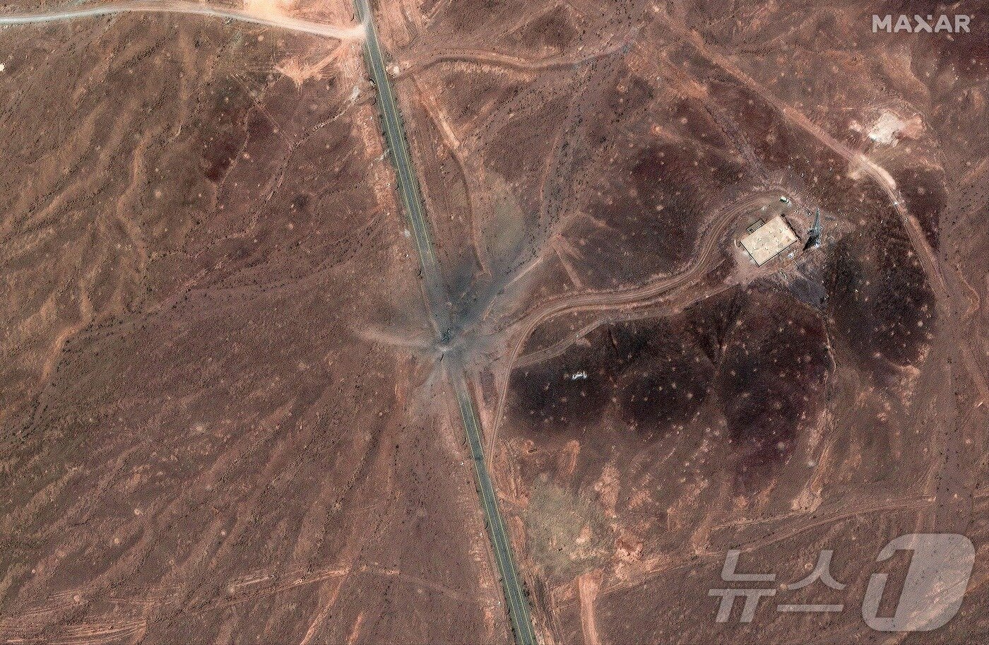 본문 이미지 - 이란 쿰 지역 북동부에 위치한 이란의 포르도 핵 시설 진입로에 이스라엘의 공습으로 생긴 구멍이 포착됐다. 2025.06.24 ⓒ AFP=뉴스1 ⓒ News1 정지윤 기자