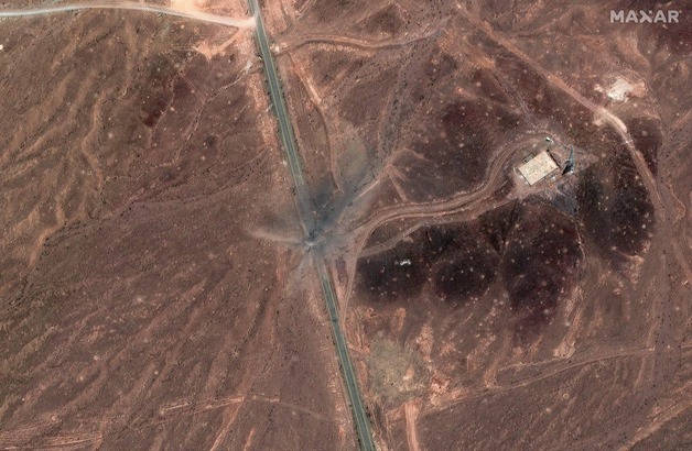 [포토] 이란 포르도 핵시설 진입로에 생긴 공격 흔적