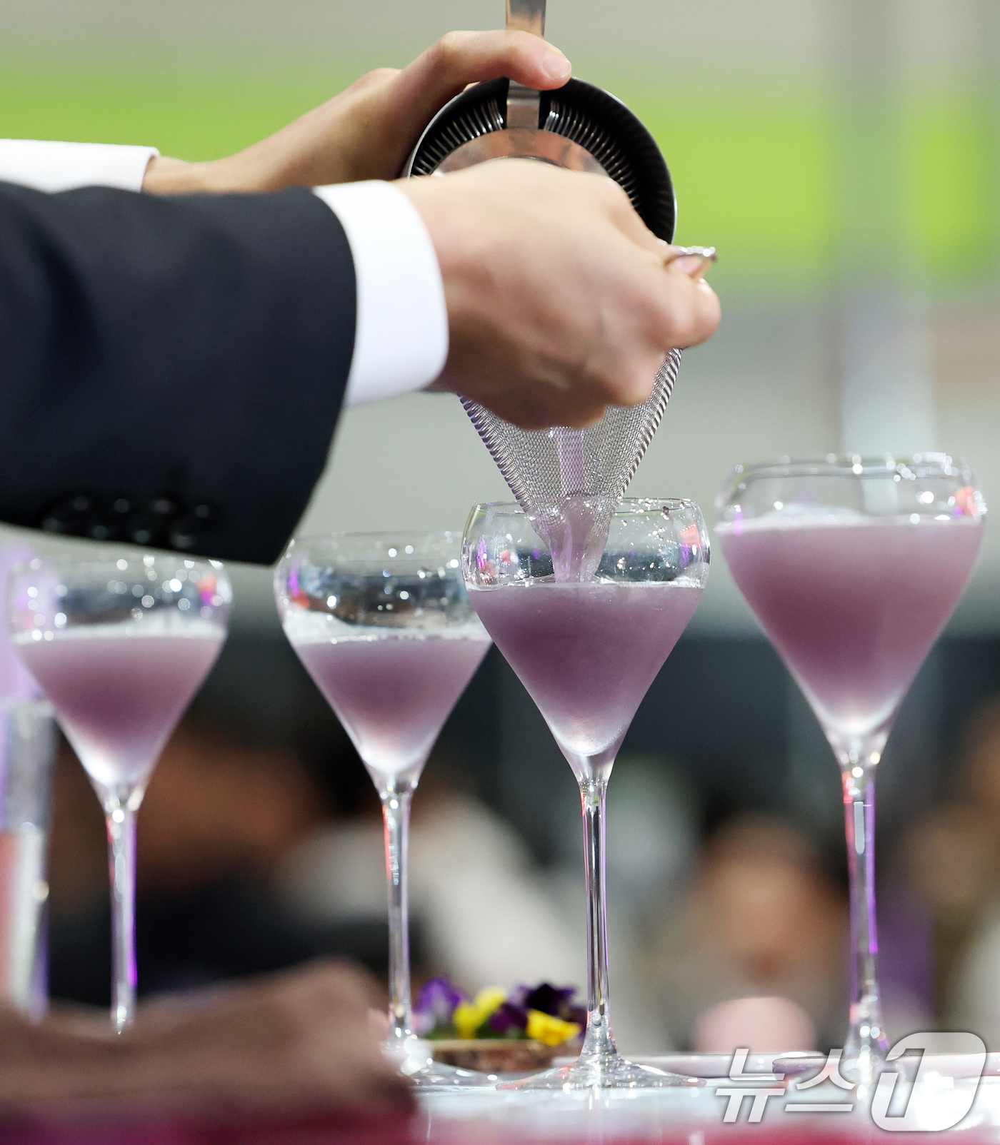 (서울=뉴스1) 오대일 기자 = 26일 서울 강남구 코엑스에서 막을 올린 '2025 서울국제주류&와인박람회'에서 칵테일 컨테스트가 열리고 있다.서울국제주류&와인박람회는 주류 산업의 …