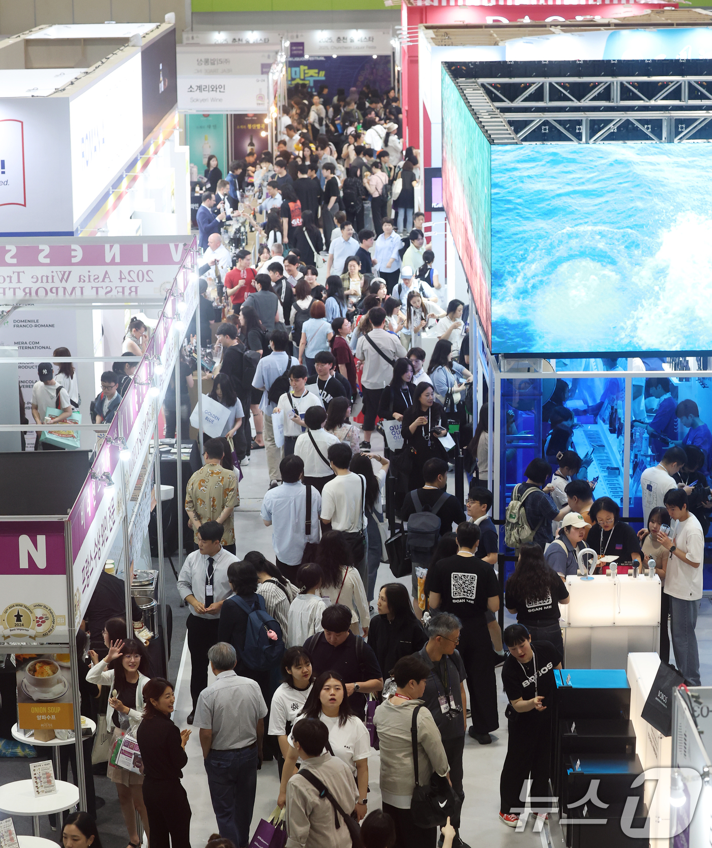 (서울=뉴스1) 오대일 기자 = 26일 서울 강남구 코엑스에서 막을 올린 '2025 서울국제주류&와인박람회'에서 방문객들이 다양한 주류를 살펴보고 있다.서울국제주류&와인박람회는 주 …