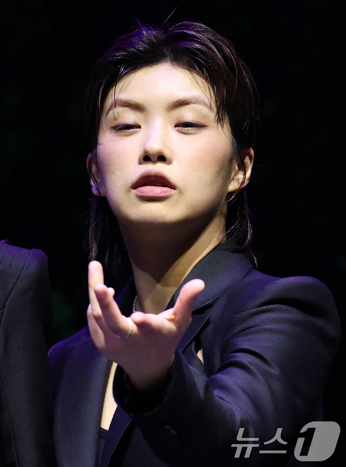 (서울=뉴스1) 권현진 기자 = 배우 아이키가 26일 오후 서울 종로구 놀 유니플렉스 열린 뮤지컬 ‘프리다’ 프레스콜에서 열연을 펼치고 있다. 2025.6.26/뉴스1