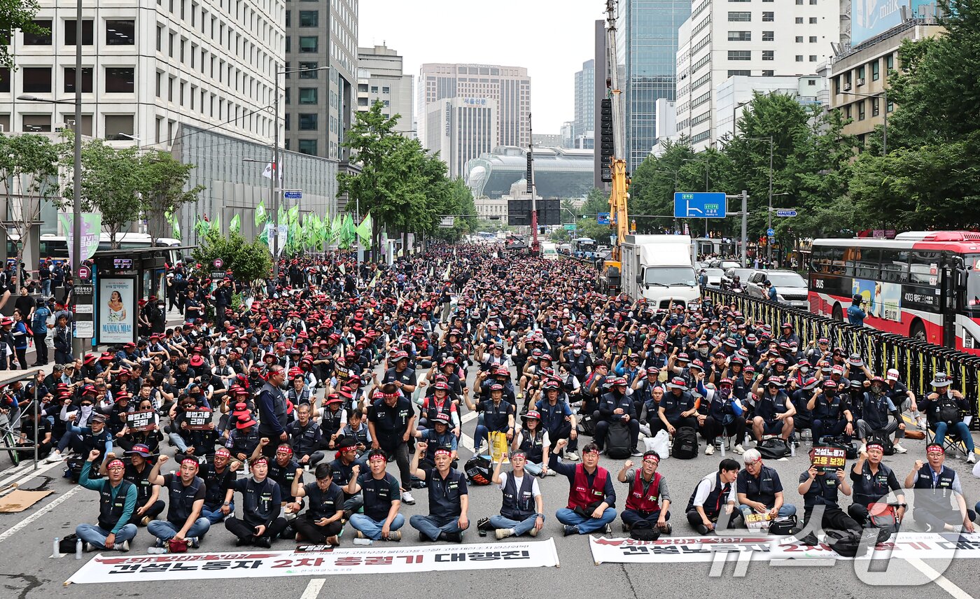 본문 이미지 - 전국건설노동조합 조합원들이 26일 서울 중구 숭례문 인근에서 열린 투쟁 선포 결의대회에서 내국인 기능인력 고용 보장과 불법 고용 근절 등을 요구하며 구호를 외치고 있다. 2025.6.26/뉴스1 ⓒ News1 김도우 기자
