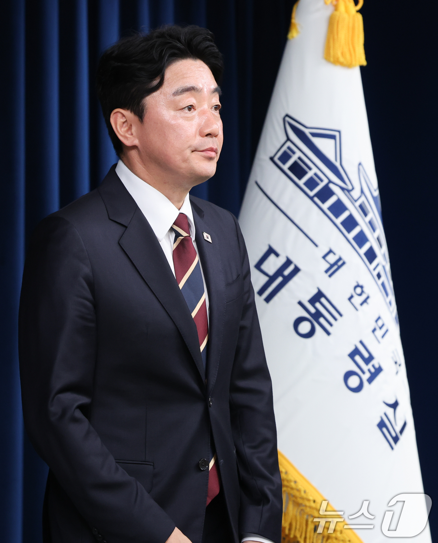 (서울=뉴스1) 허경 기자 = 강훈식 대통령 비서실장이 26일 서울 용산구 대통령실 청사에서 헌법재판소장 및 헌법재판관 후보자와 국세청장 후보 인선 발표를 하기 위해 입장하고 있다 …