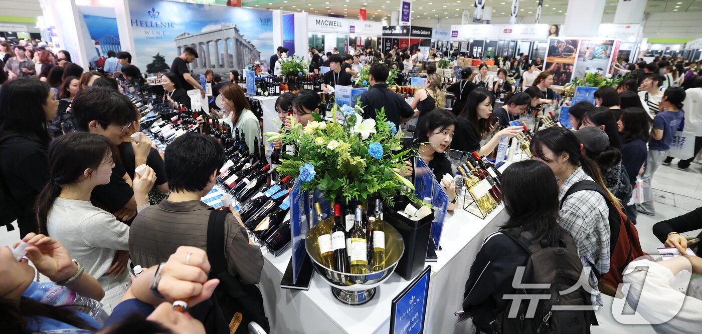 본문 이미지 - 26일 서울 강남구 코엑스에서 막을 올린 '2025 서울국제주류&와인박람회'에서 방문객들이 와인을 시음하고 있다.2025.6.26/뉴스1 ⓒ News1 오대일 기자