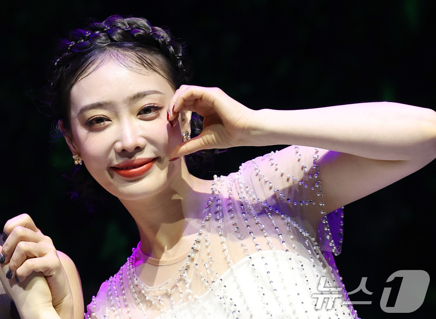 (서울=뉴스1) 권현진 기자 = 배우 김히어라가 26일 오후 서울 종로구 놀 유니플렉스 열린 뮤지컬 ‘프리다’ 프레스콜에서 볼 하트 포즈를 취하고 있다. 2025.6.26/뉴스1