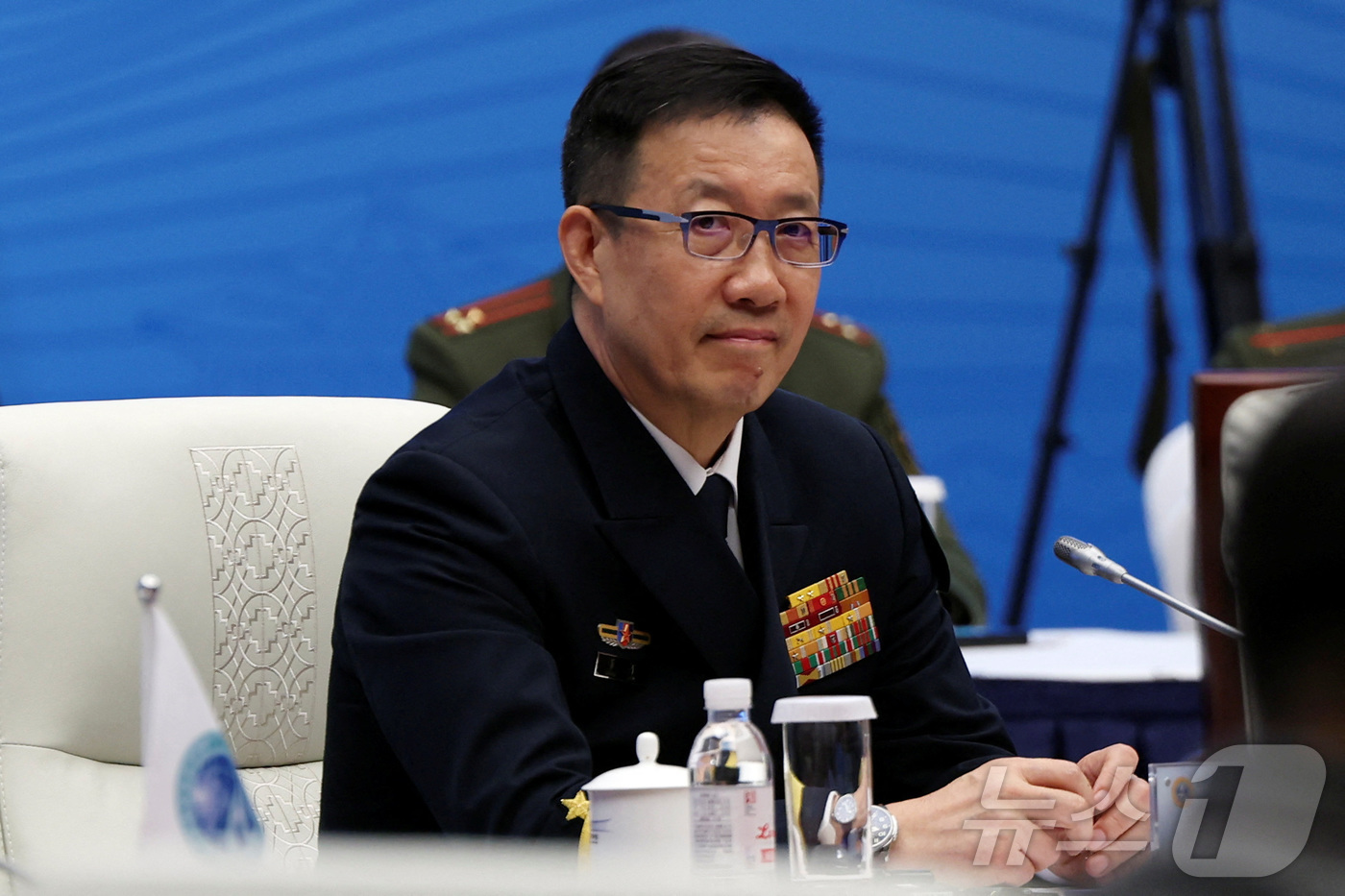 (칭다오 로이터=뉴스1) 김지완 기자 = 26일 둥쥔 중국 국방부장(장관)이 산둥성 칭다오에서 열린 상하이협력기구(SCO) 국방장관 회의에 참석하고 있다. 2025.06.26ⓒ 로 …