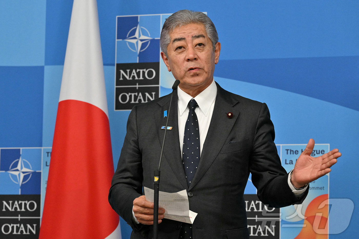 (도쿄 로이터=뉴스1) 김지완 기자 = 24일(현지시간) 네덜란드 헤이그에서 열린 북대서양조약기구(NATO·나토) 정상회의에 참석한 이와야 다케시 일본 외무상이 마르크 뤼터 나토 …