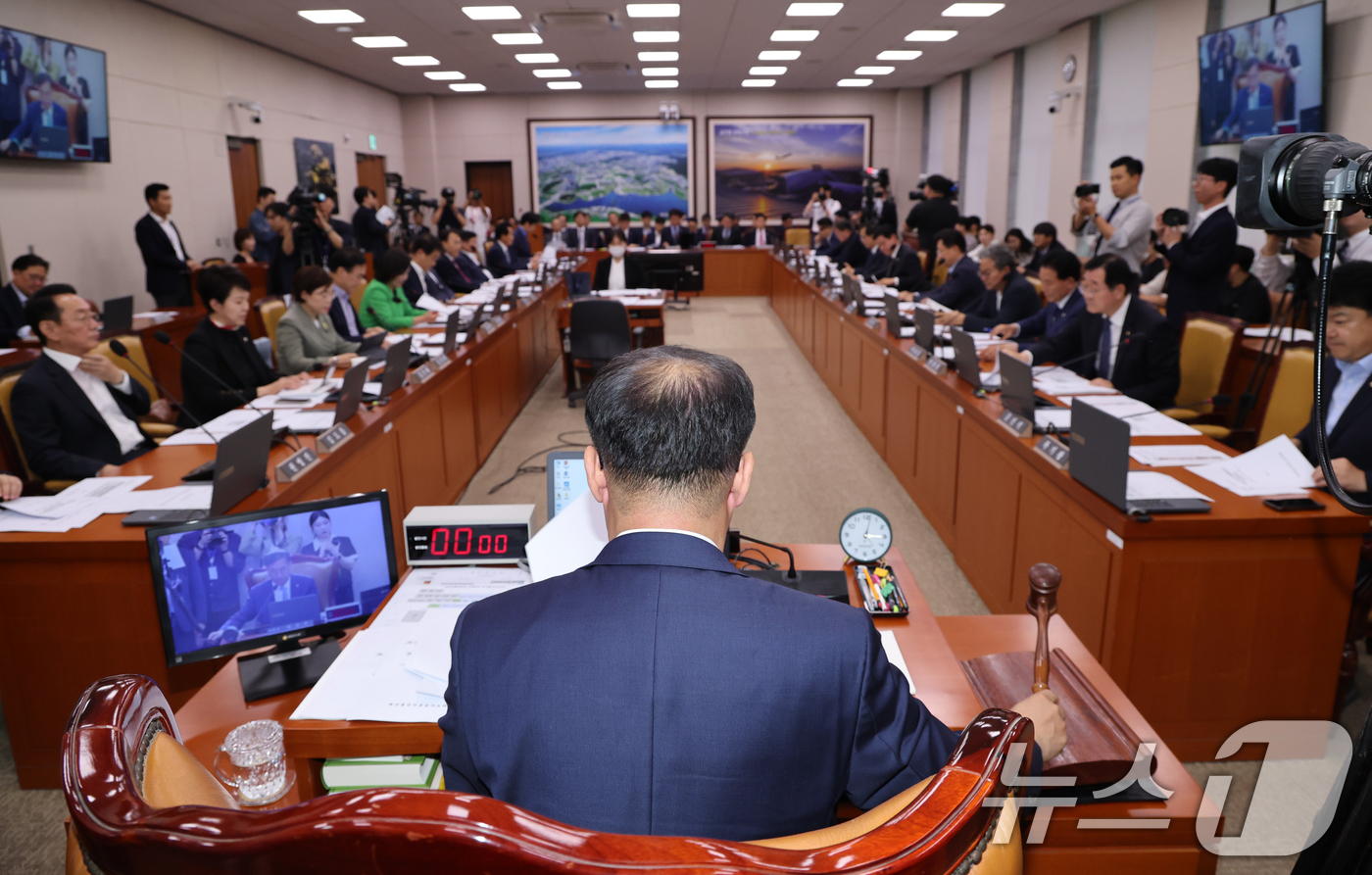 (서울=뉴스1) 안은나 기자 = 맹성규 국회 국토교통위원회 위원장이 26일 서울 여의도 국회에서 열린 제426회국회(임시회) 국토위 제2차 전체회의에서 2025년도 제2회 추가경정 …