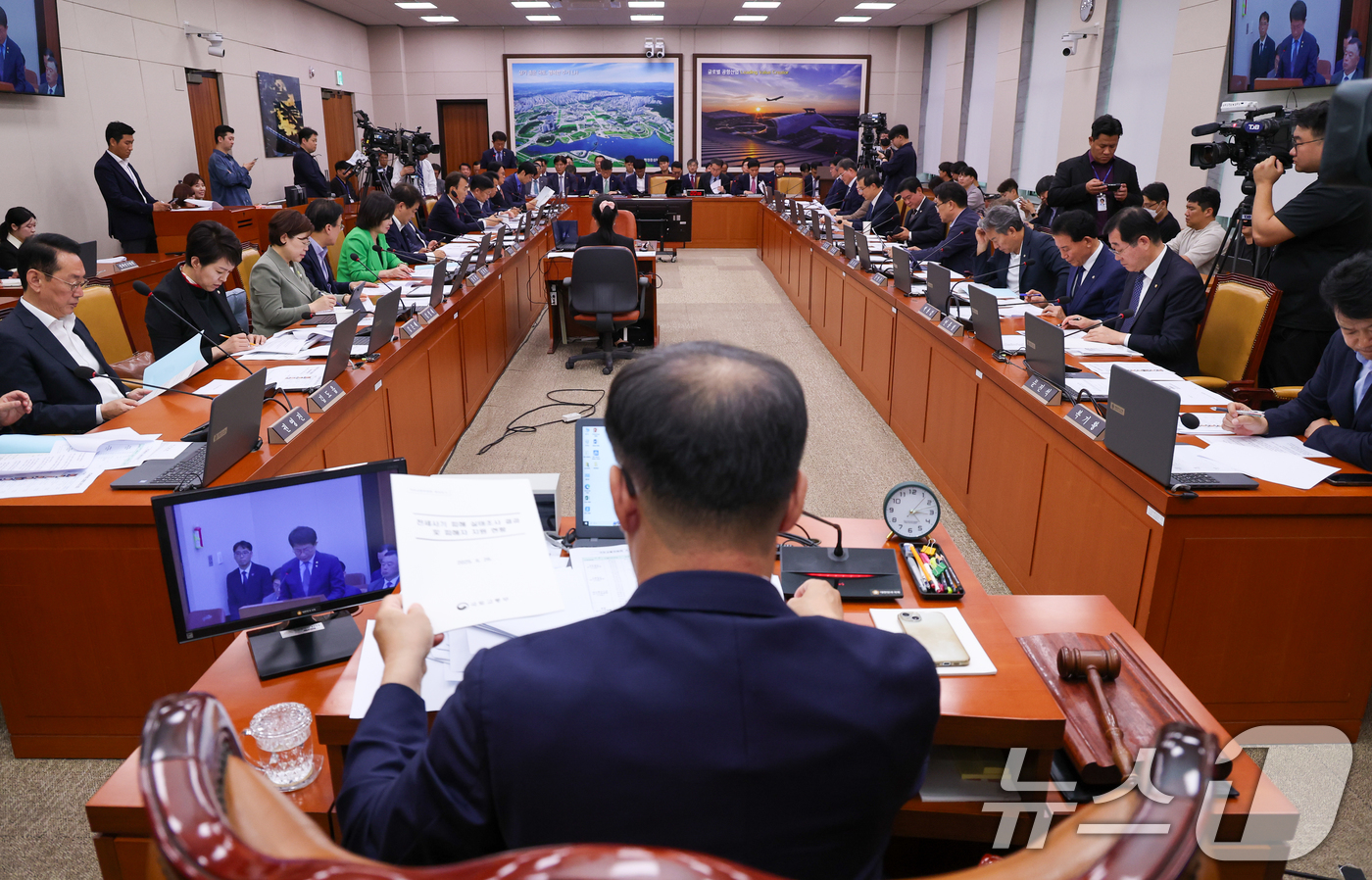 (서울=뉴스1) 안은나 기자 = 박상우 국토교통부 장관이 26일 서울 여의도 국회에서 열린 제426회국회(임시회) 국토교통위원회 제2차 전체회의에서 전세사기 유형 및 피해 규모 등 …