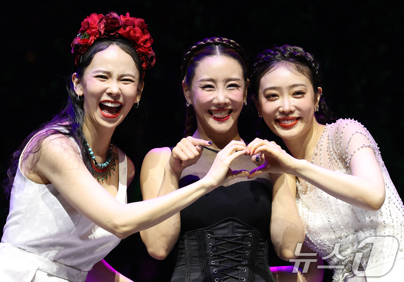 (서울=뉴스1) 권현진 기자 = 배우 김지우(왼쪽부터)와 김소향, 김히어라가 26일 오후 서울 종로구 놀 유니플렉스 열린 뮤지컬 ‘프리다’ 프레스콜에서 볼 하트 포즈를 취하고 있다 …