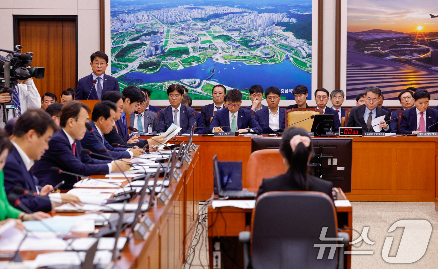 (서울=뉴스1) 안은나 기자 = 박상우 국토교통부 장관이 26일 서울 여의도 국회에서 열린 제426회국회(임시회) 국토교통위원회 제2차 전체회의에서 전세사기 유형 및 피해 규모 등 …