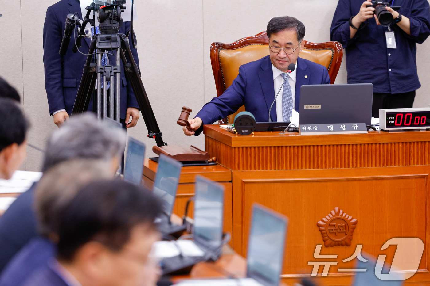 (서울=뉴스1) 안은나 기자 = 맹성규 국회 국토교통위원회 위원장이 26일 서울 여의도 국회에서 열린 제426회국회(임시회) 국토위 제2차 전체회의에서 2025년도 제2회 추가경정 …