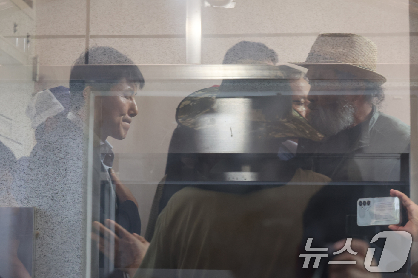 (광주=뉴스1) 이승현 기자 = 광주 자원회수시설 최종 입지 선정을 앞두고 26일 오후 광주 광산구 삼도동 행정복지센터에서 열린 자원회수시설 주민 설명회에서 주민들이 계단을 점거하 …