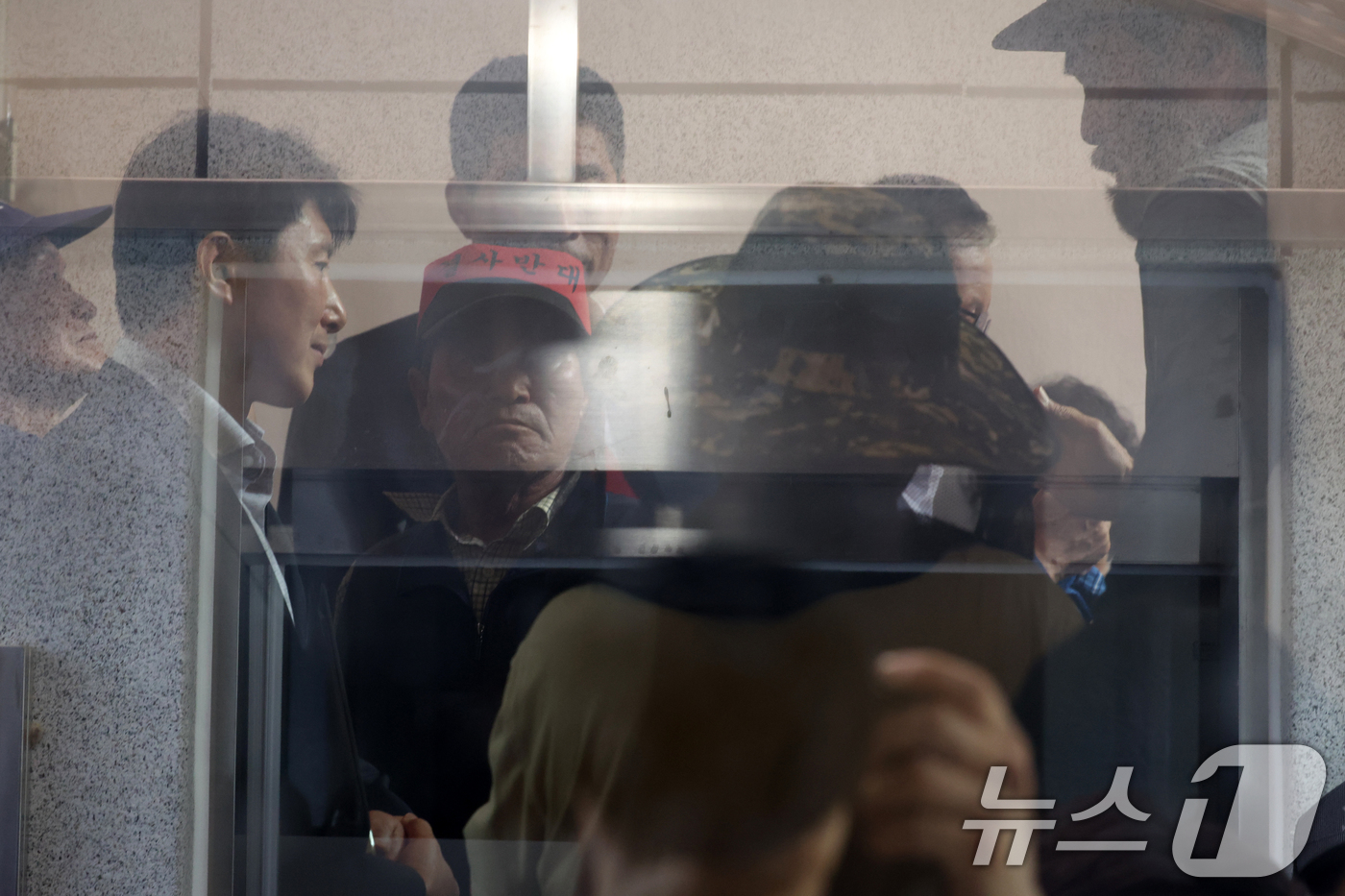 (광주=뉴스1) 이승현 기자 = 광주 자원회수시설 최종 입지 선정을 앞두고 26일 오후 광주 광산구 삼도동 행정복지센터에서 열린 자원회수시설 주민 설명회에서 주민들이 계단을 점거하 …