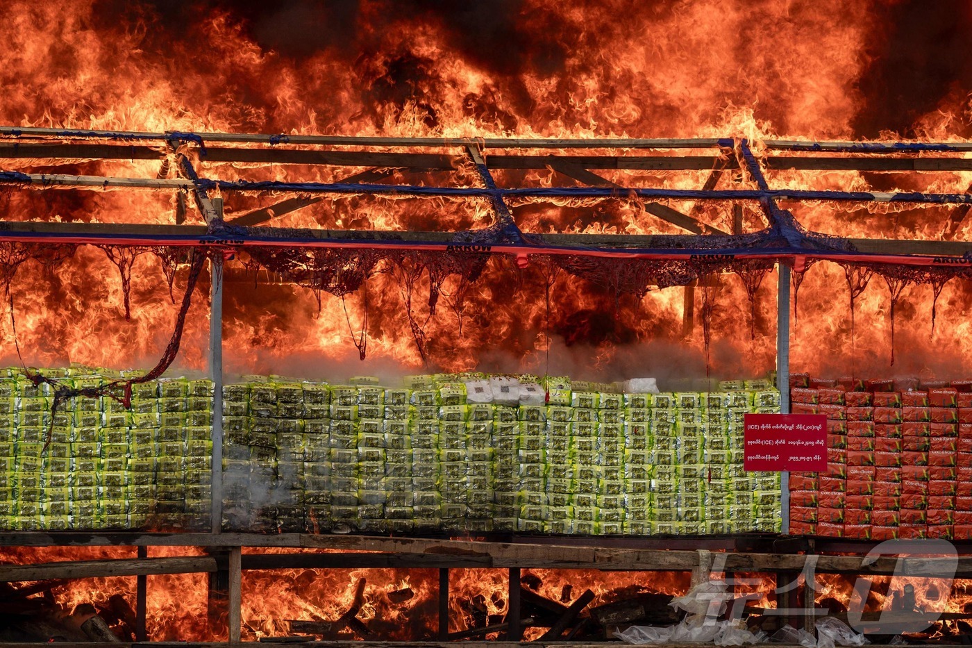 (양곤 AFP=뉴스1) 신기림 기자 = 26일 미얀마 양곤에서 유엔 지정 '국제 마약 남용 및 불법 밀매 반대의 날' 기념 행사중 압수된 불법 마약 더미가 불타고 있다. 2025. …