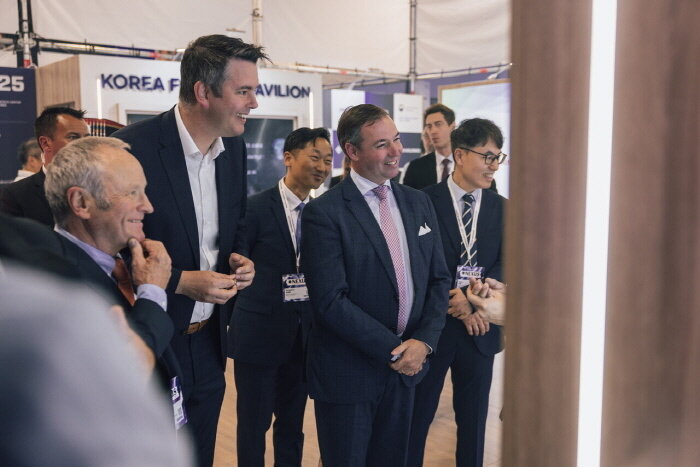 본문 이미지 - 오른쪽부터 김건 한국핀테크지원센터 이사장, 기욤 장 조세프 마리 룩셈부르크 왕세자(His Royal Highness Crown Prince Guillaume of Luxembourg), 렉스 델레스(Lex Delles, Minister) 룩셈부르크 경제부 장관 / 룩셈부르크 대공실 제공