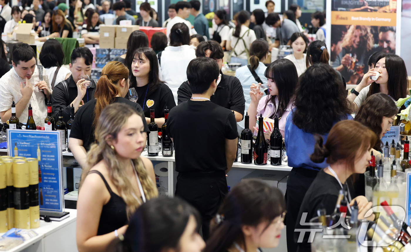 (서울=뉴스1) 오대일 기자 = 26일 서울 강남구 코엑스에서 막을 올린 '2025 서울국제주류&와인박람회'에서 방문객들이 와인을 시음하고 있다.서울국제주류&와인박람회는 주류 산업 …