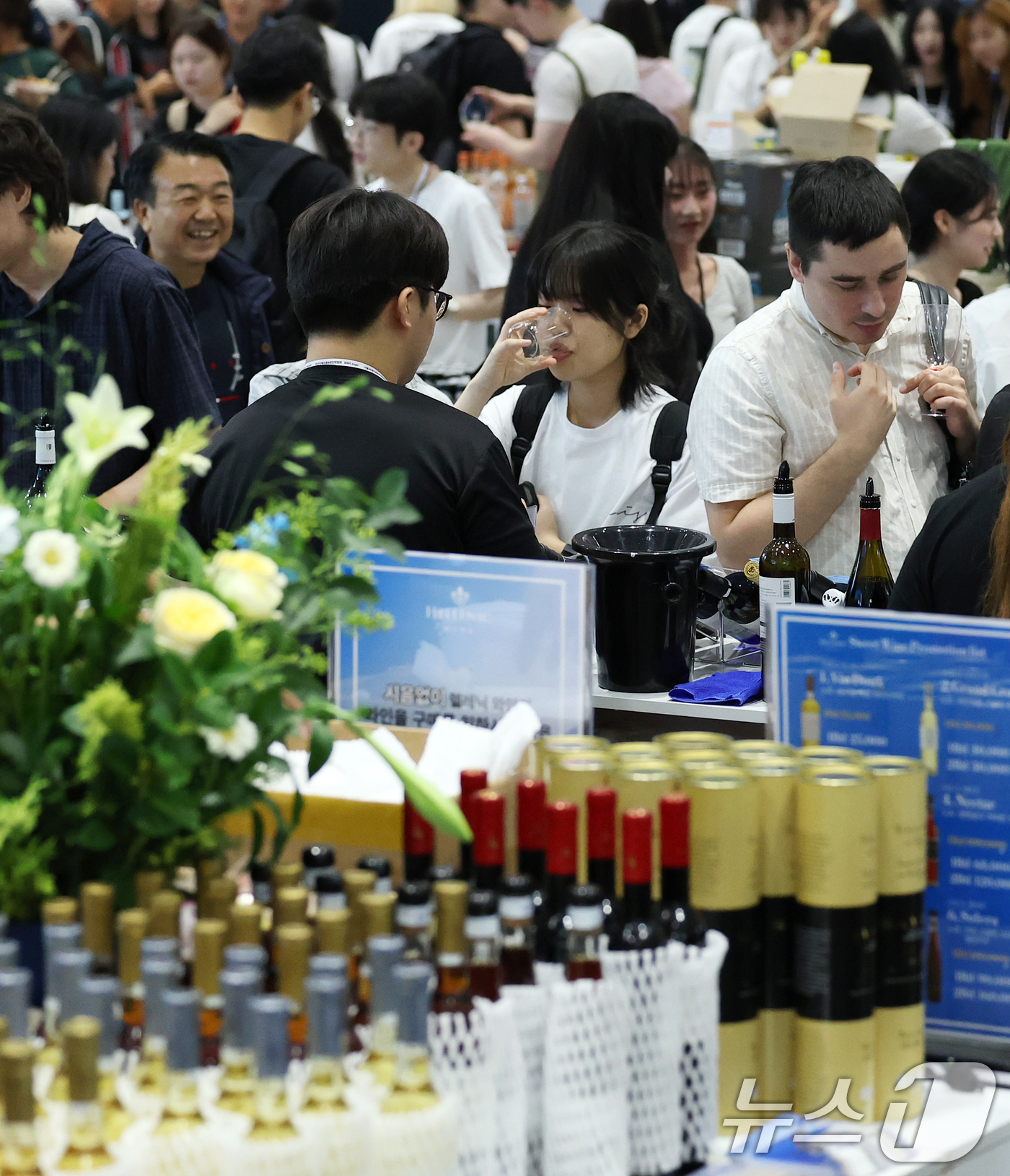 (서울=뉴스1) 오대일 기자 = 26일 서울 강남구 코엑스에서 막을 올린 '2025 서울국제주류&와인박람회'에서 방문객들이 와인을 시음하고 있다.서울국제주류&와인박람회는 주류 산업 …