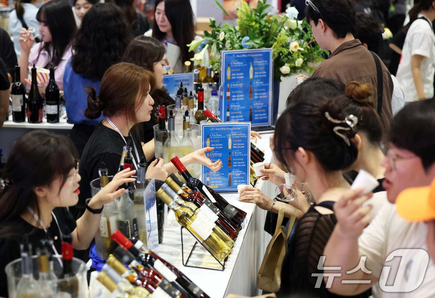 (서울=뉴스1) 오대일 기자 = 26일 서울 강남구 코엑스에서 막을 올린 '2025 서울국제주류&와인박람회'에서 방문객들이 와인을 시음하고 있다.서울국제주류&와인박람회는 주류 산업 …