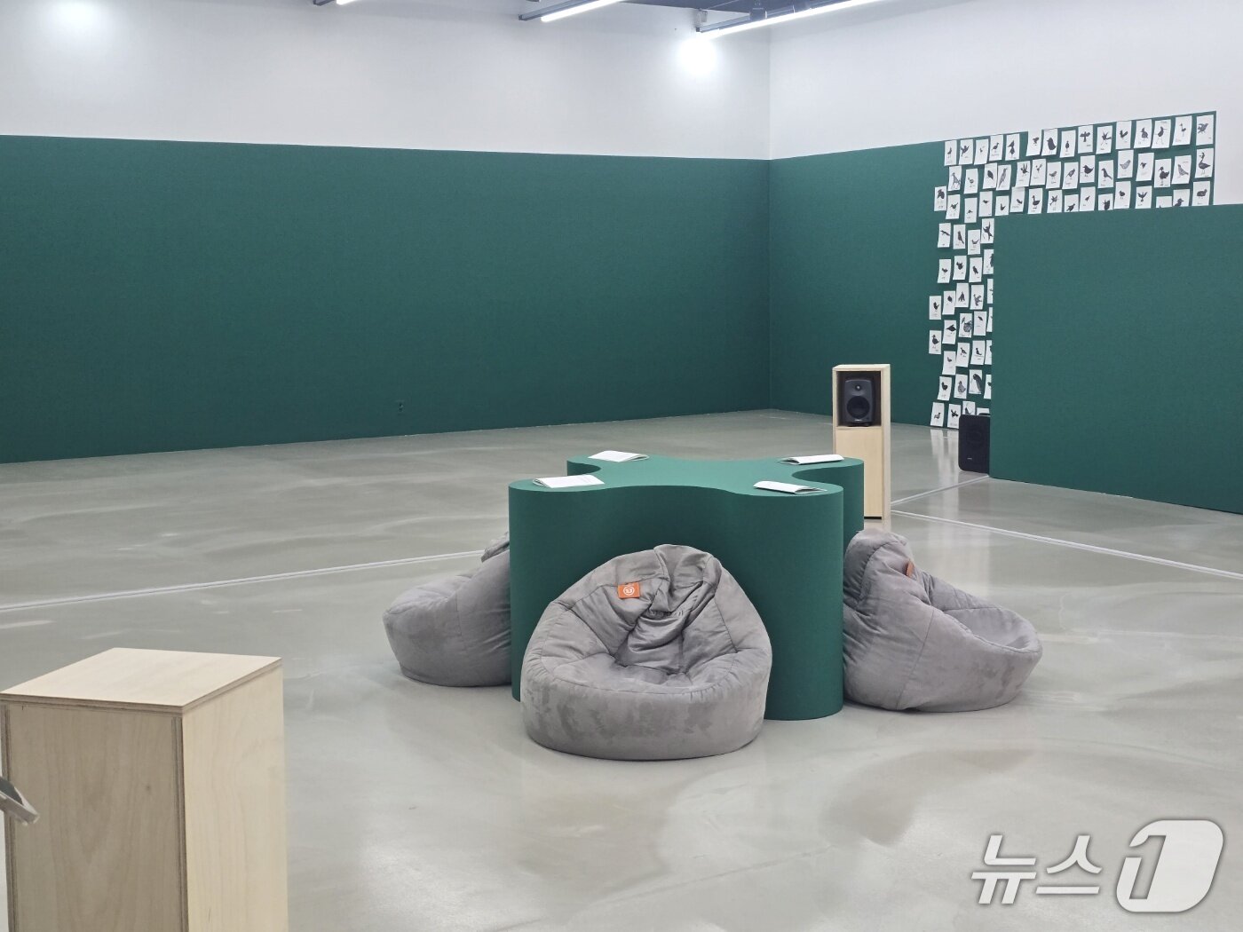 본문 이미지 - &#39;드리프팅 스테이션-찬미와 애도에 관한 행성 간 다종 오페라&#39; 전시 전경. ⓒ 뉴스1 김정한 기자