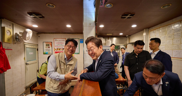 李대통령 대구탕집서 '깜짝 외식'…손님들 놀라며 사진 촬영