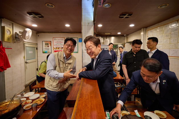 李대통령 대구탕집서 '깜짝 외식'…손님들 놀라며 사진 촬영