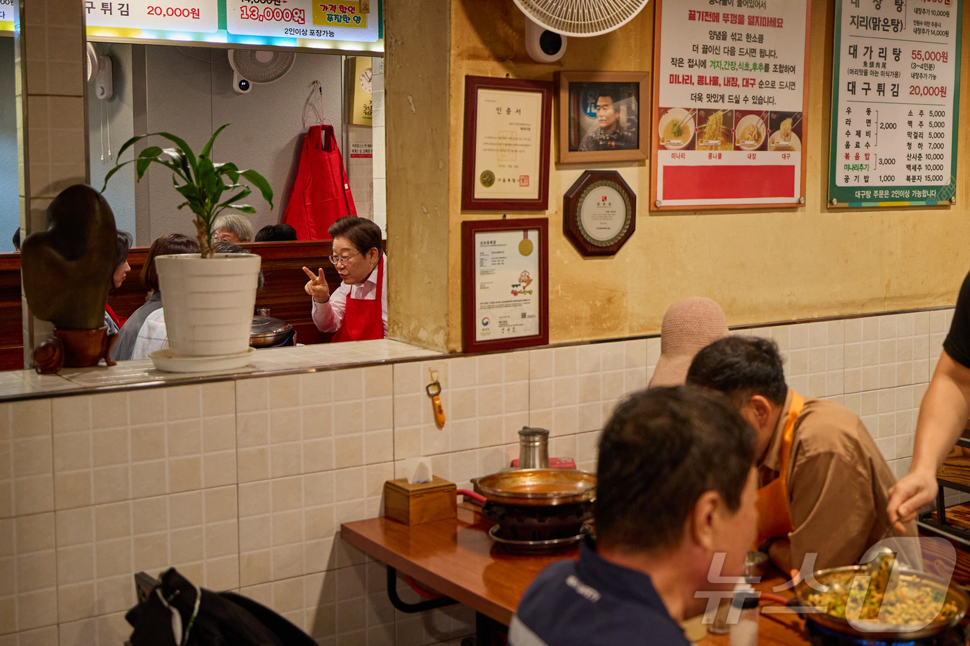 (서울=뉴스1) 이재명 기자 = 이재명 대통령이 26일 서울의 한 대구탕집을 찾아 점심식사를 하고 있다. (대통령실 제공. 재판매 및 DB 금지) 2025.6.26/뉴스1