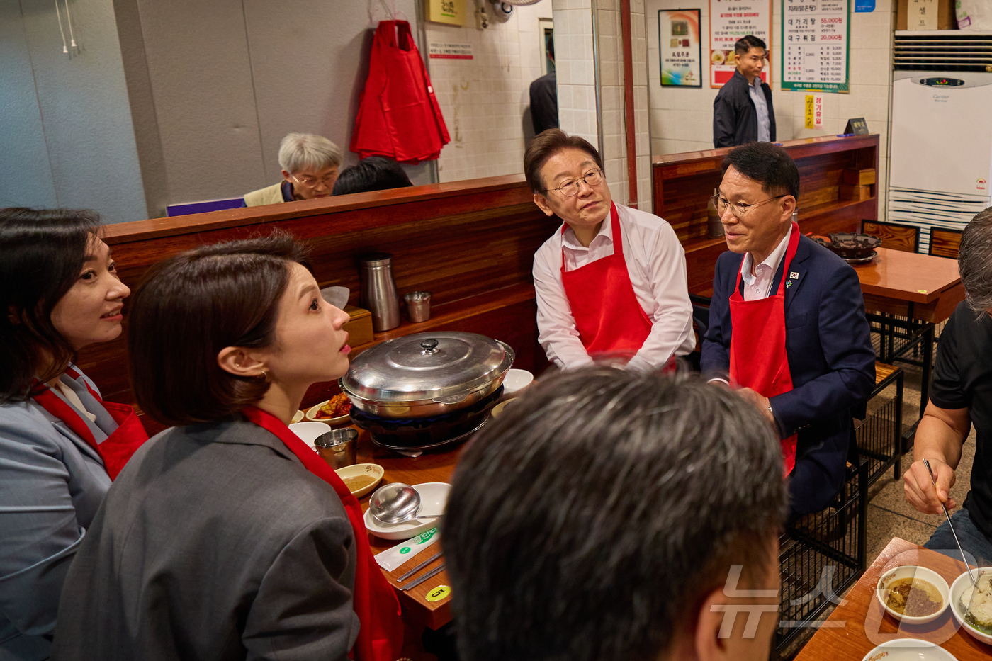 (서울=뉴스1) 이재명 기자 = 이재명 대통령이 26일 서울의 한 대구탕집을 찾아 점심식사를 하고 있다. (대통령실 제공. 재판매 및 DB 금지) 2025.6.26/뉴스1
