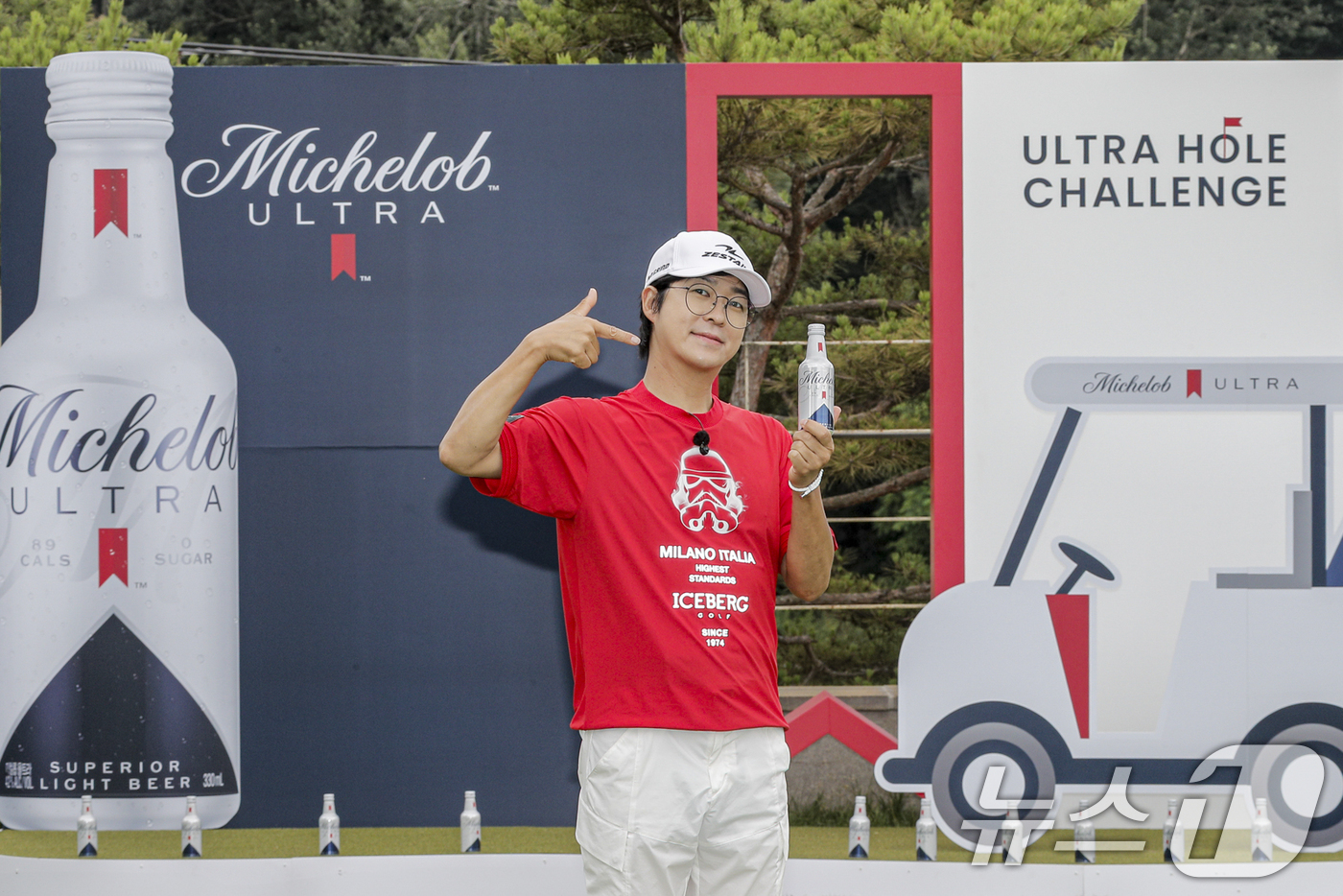 (서울=뉴스1) = 개그맨 홍인규가 26일 경기 파주 제이퍼블릭 골프클럽에서 열린 미켈롭 울트라의 '울트라 홀 챌린지'에 참석해 포즈를 취하고 있다. (오비맥주 제공. 재판매 및 …