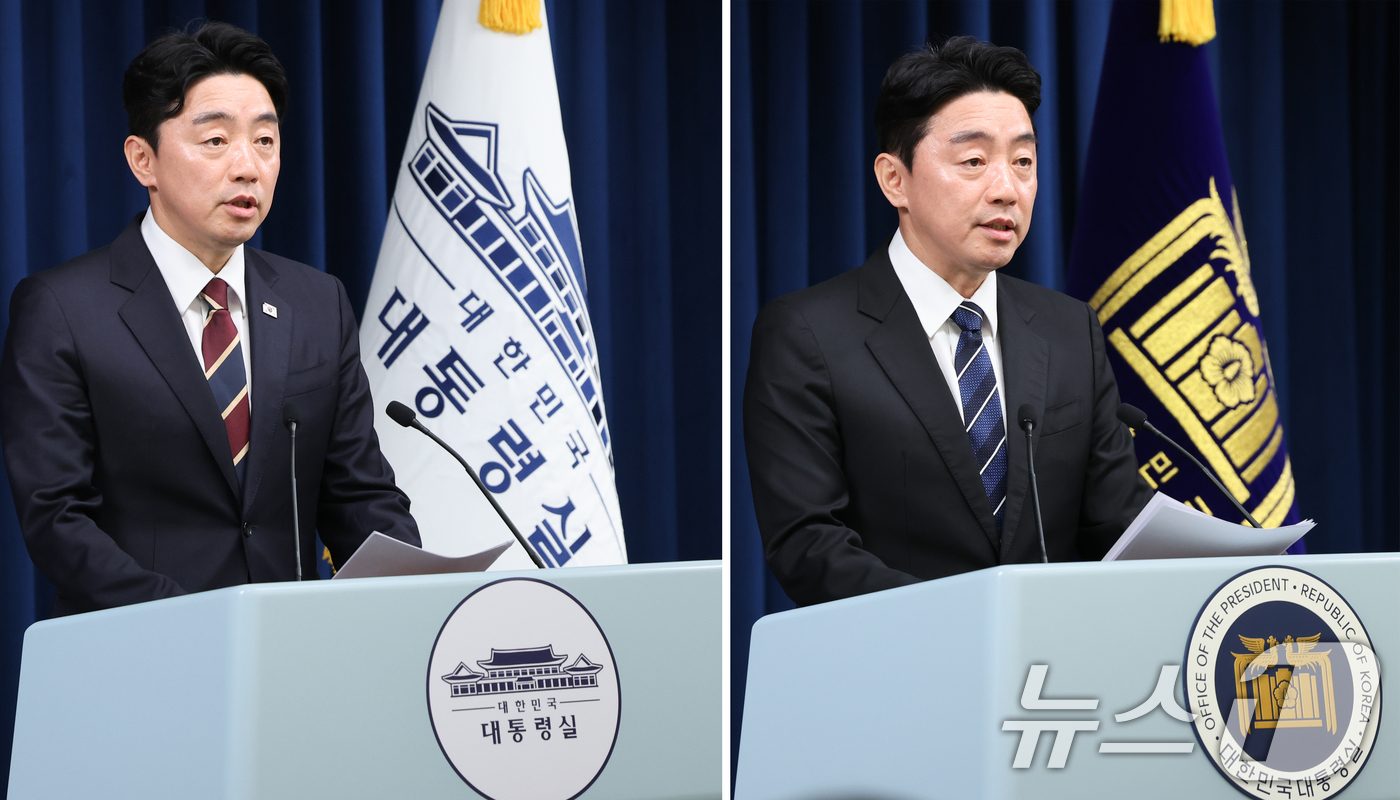 (서울=뉴스1) 허경 기자 = 강훈식 대통령 비서실장이 26일 서울 용산구 대통령실 청사 브리핑룸에서 인선 발표를 위해 입장하는 가운데 업무표장기가 교체되어 있다.  오른쪽 사진은 …