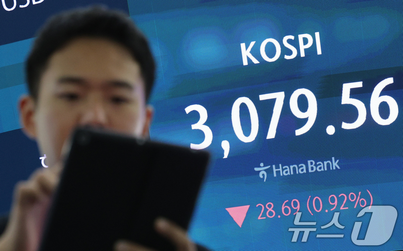 (서울=뉴스1) 신웅수 기자 = 26일 서울 중구 하나은행 본점 딜링룸 전광판에 코스피 지수가 표시되고 있다. 이날 코스피 지수는 전거래일 대비 28.69포인트(0.92%) 내린 …