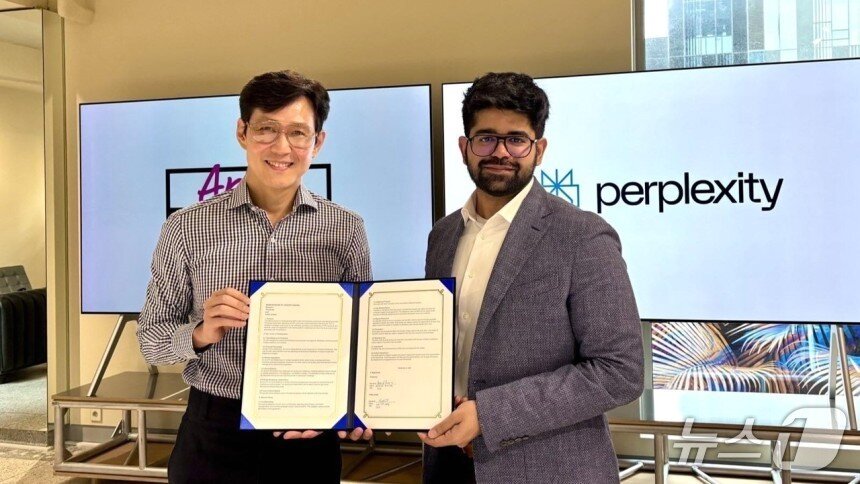 본문 이미지 - 이정재 아티스트컴퍼니 이사와 아라빈드 스리니바스 퍼플렉시티 CEO가 기념사진을 찍고 있다.&#40;아티스트컴퍼니 제공&#41;