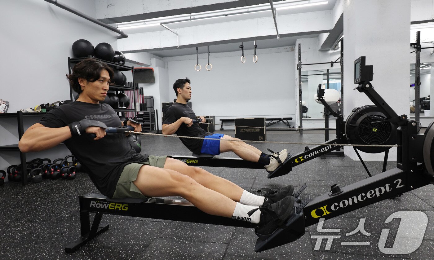 본문 이미지 - 최진원 크로스핏 식스 헤드코치와 윤효용 코치가 26일 서울 마포구 크로스핏 식스에서 크로스핏을 하고 있다. 2025.6.26/뉴스1 ⓒ News1 박지혜 기자