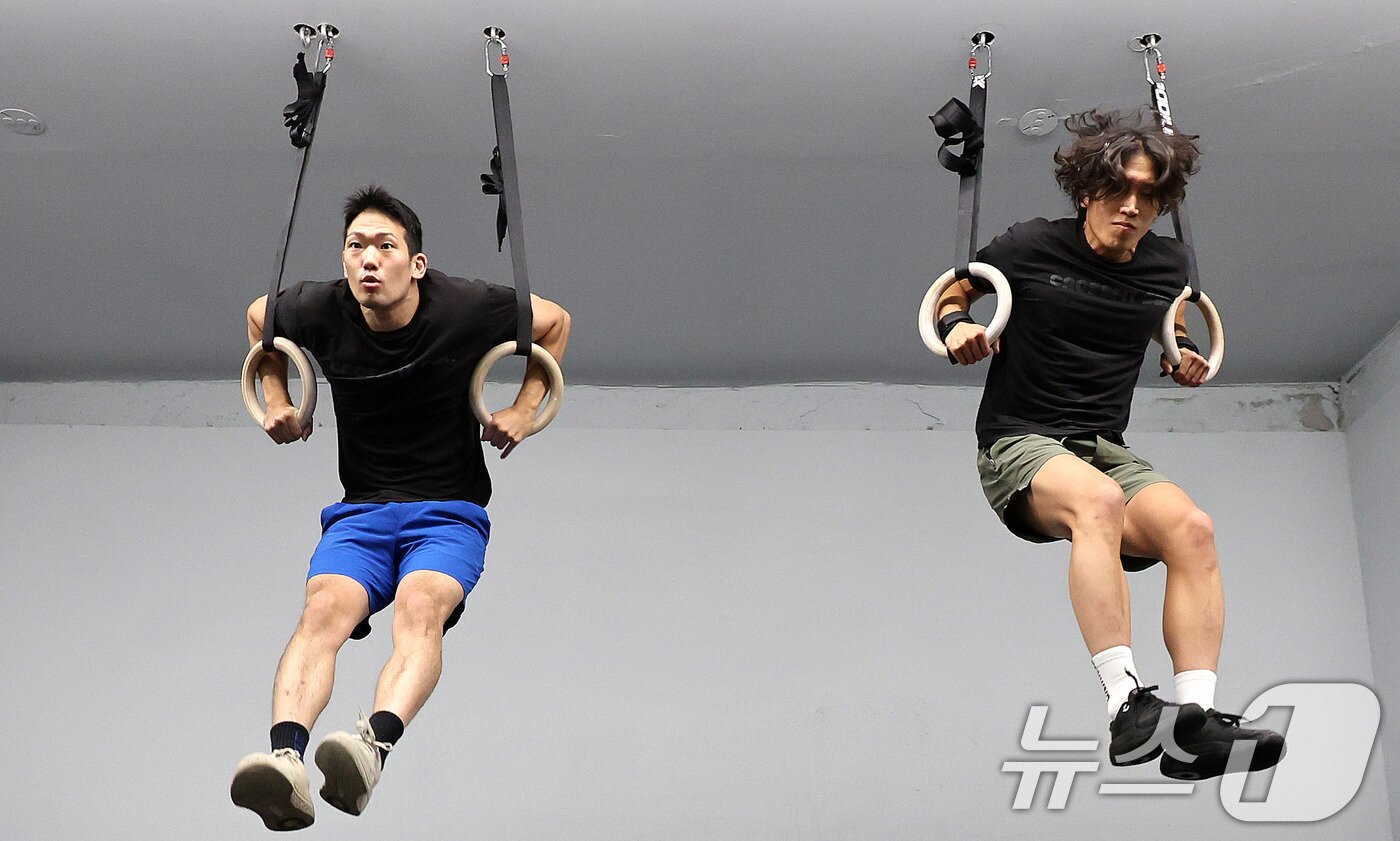 본문 이미지 - 최진원 크로스핏 식스 헤드코치와 윤효용 코치가 26일 서울 마포구 크로스핏 식스에서 크로스핏을 하고 있다. ⓒ News1 박지혜 기자