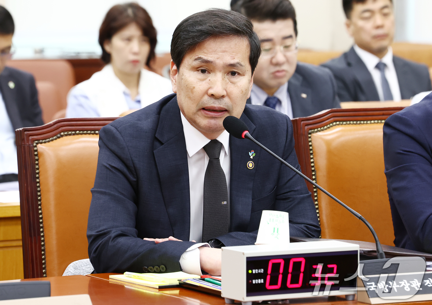 (서울=뉴스1) 김민지 기자 = 김선호 국방부 장관 직무대행이 26일 서울 여의도 국회에서 열린 2025년도 제2회 추가경정예산안(정부) 관련 국방위원회 전체회의에서 발언하고 있다 …
