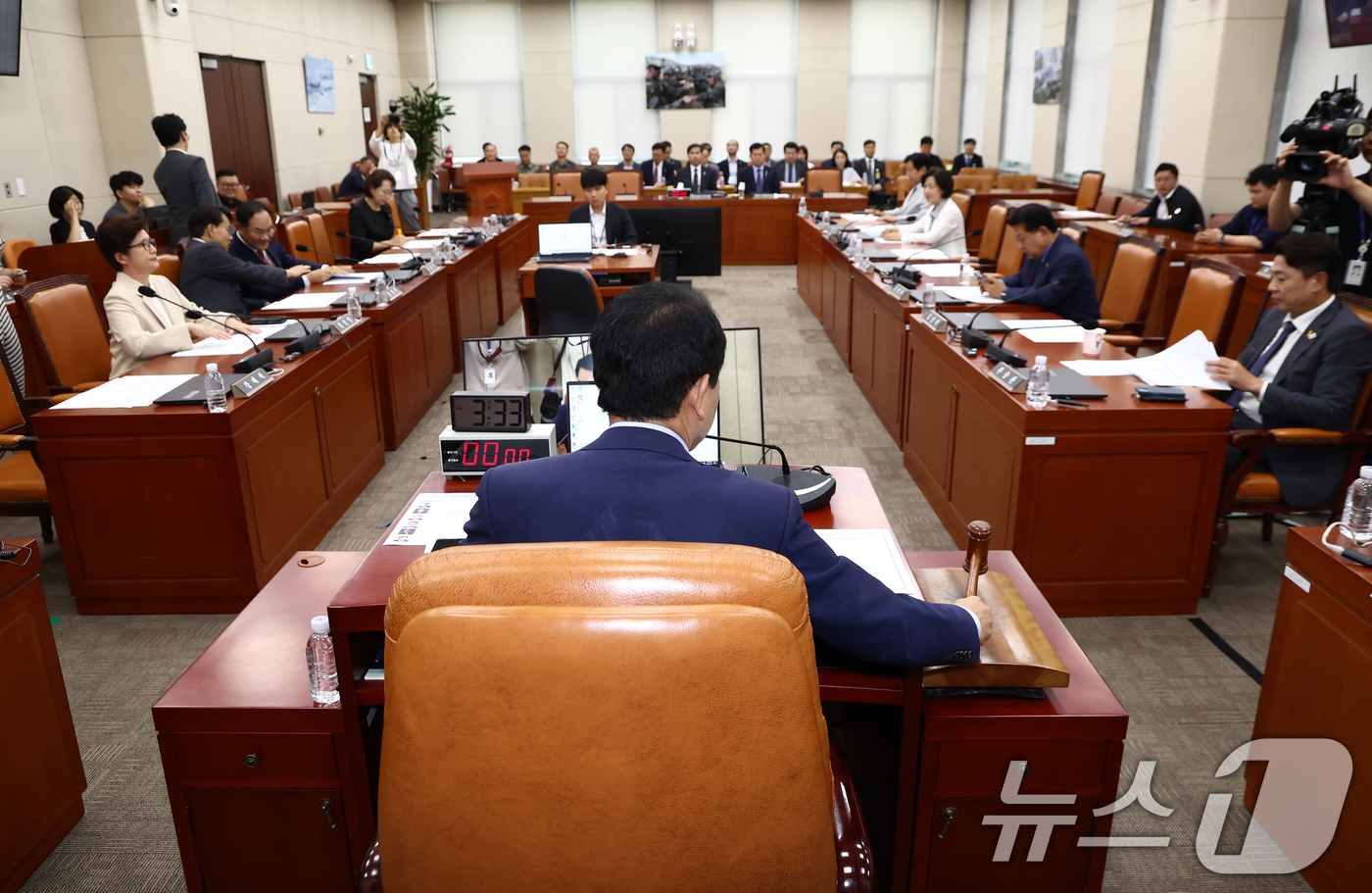 (서울=뉴스1) 김민지 기자 = 성일종 국회 국방위원장이 26일 서울 여의도 국회에서 열린 2025년도 제2회 추가경정예산안(정부) 관련 국방위원회 전체회의에서 의사봉을 두드리고 …