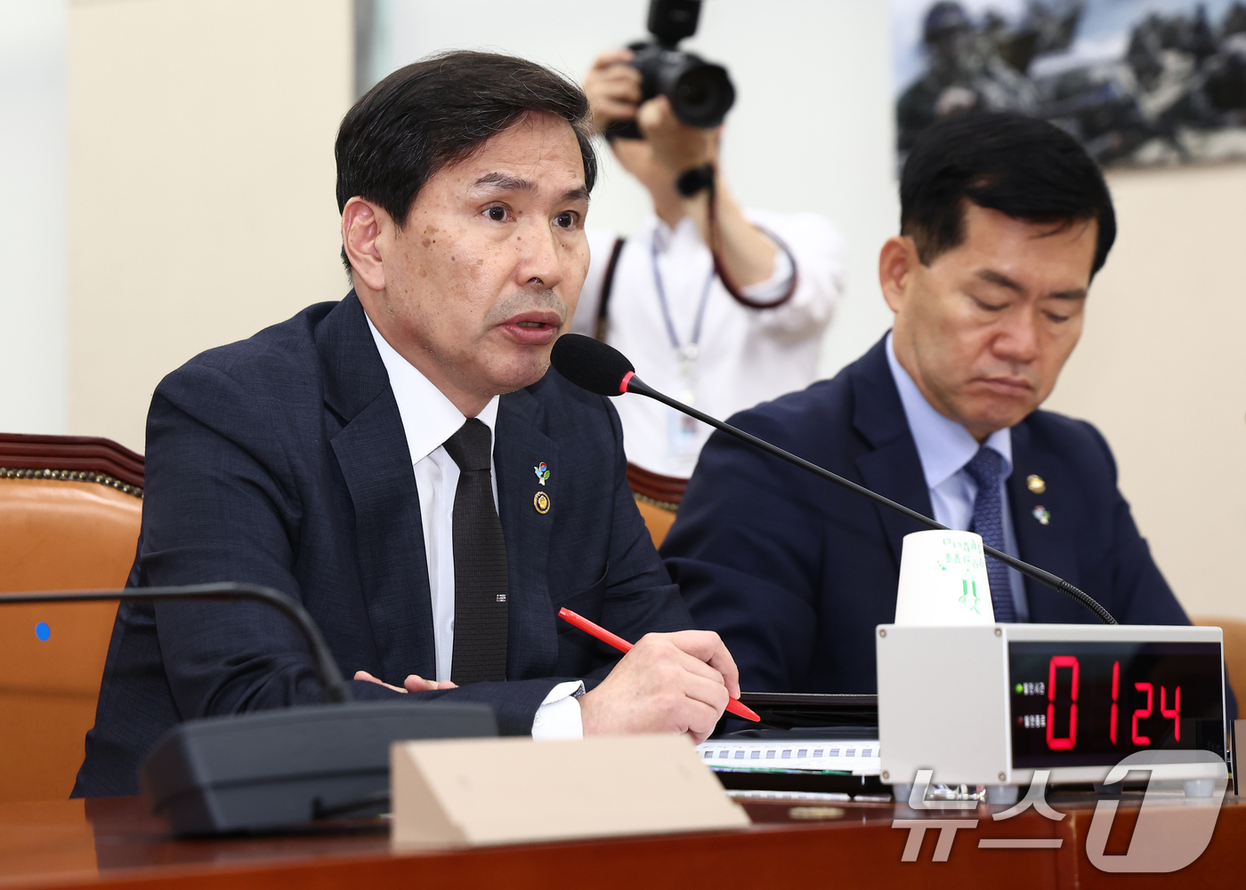 (서울=뉴스1) 김민지 기자 = 김선호 국방부 장관 직무대행이 26일 서울 여의도 국회에서 열린 2025년도 제2회 추가경정예산안(정부) 관련 국방위원회 전체회의에서 발언하고 있다 …